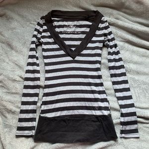 Cute body fitted guess longe sleeve 🖤